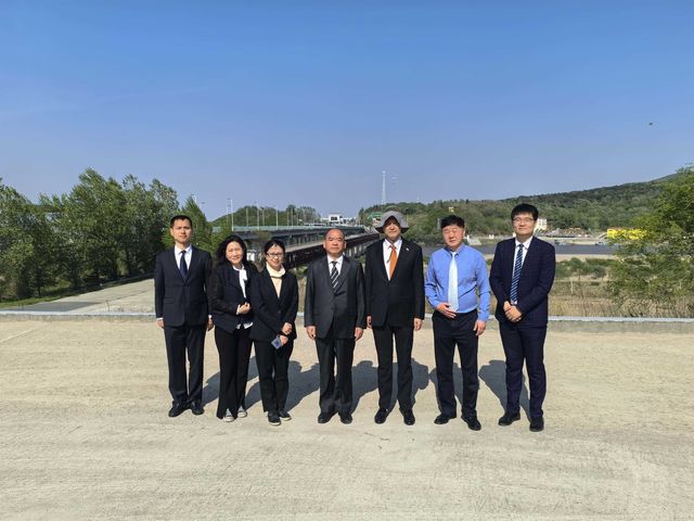 라선 원정 세관 방문한 펑춘타이 중국대사관 공사(가운데)