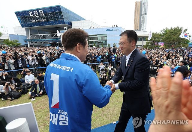 무소속 김상욱 의원과 악수하는 이재명 후보