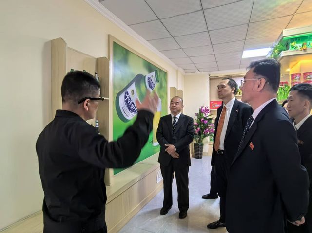 라선 령선종합가공공장 참관하는 펑춘타이 중국대사관 공사(가운데)