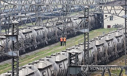 멈춰선 시멘트 운송열차