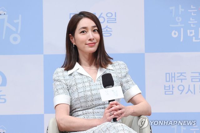 질문 듣는 이민정