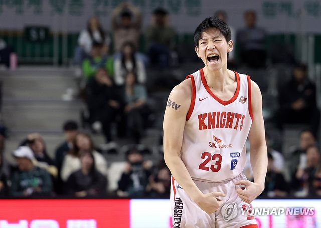 포효하는 김형빈