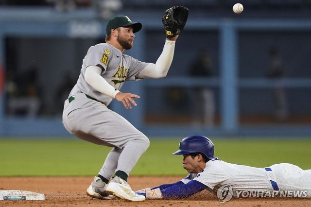 도루 성공하는 김혜성(오른쪽)