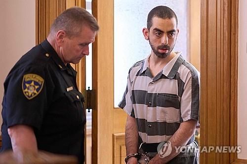 법정 들어서는 '악마의시' 작가 루슈디 살인미수범 