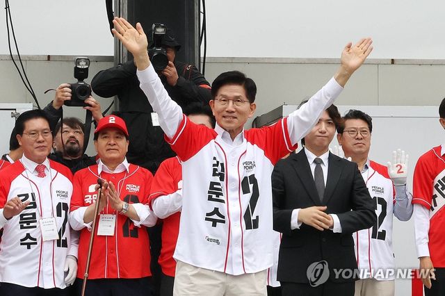 인사하는 김문수 후보