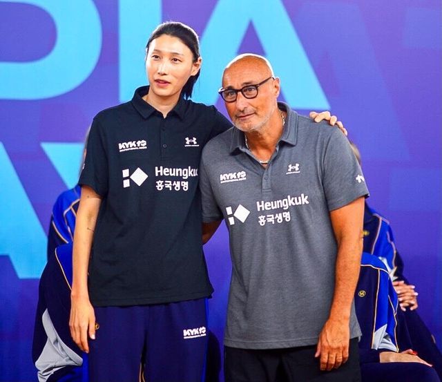 아본단자 감독과 함께 포즈를 취한 김연경(왼쪽)