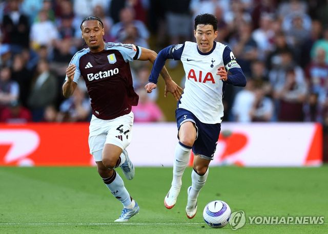 애스터 빌라전에서 드리블 하는 토트넘 손흥민(오른쪽).