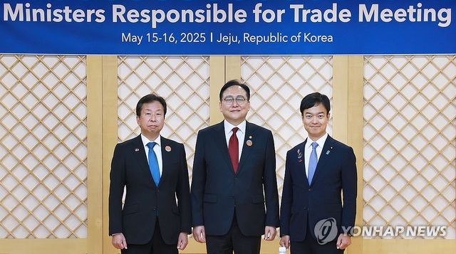 기념 촬영하는 정인교 통상교섭본부장