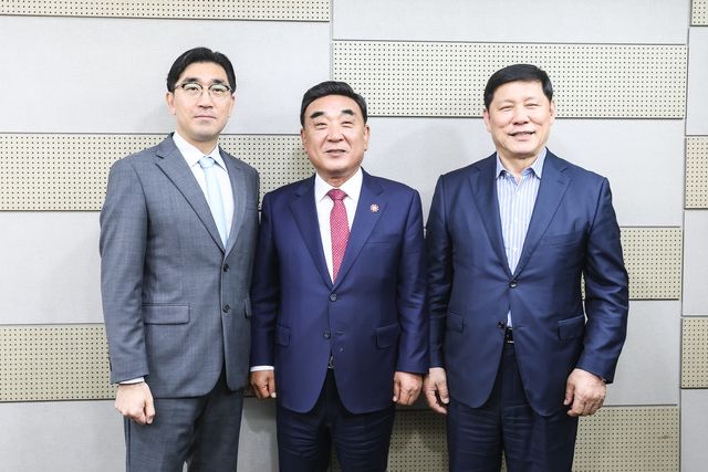 왼쪽부터 이진만 NC 대표, 김두겸 울산시장, 허구연 KBO 총재.