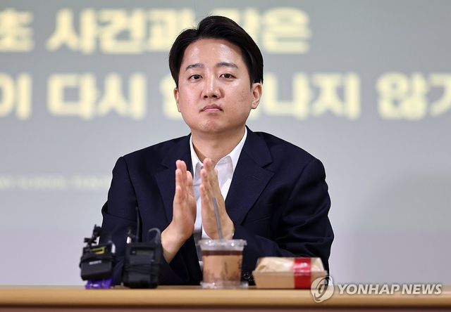 박수치는 이준석 후보