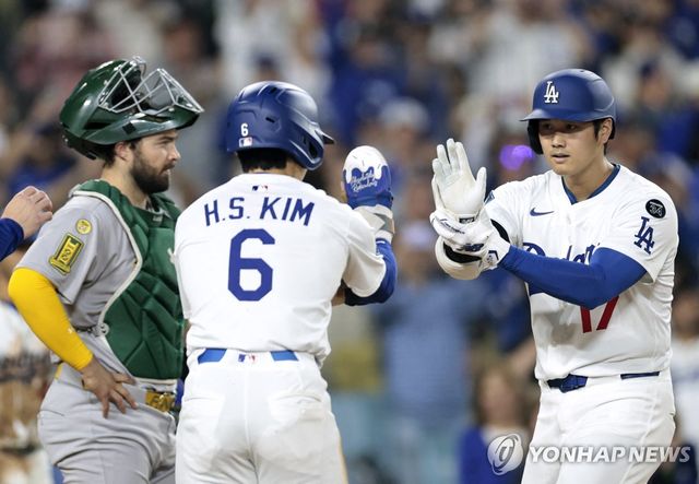 오타니(오른쪽)와 하이 파이브하는 김혜성