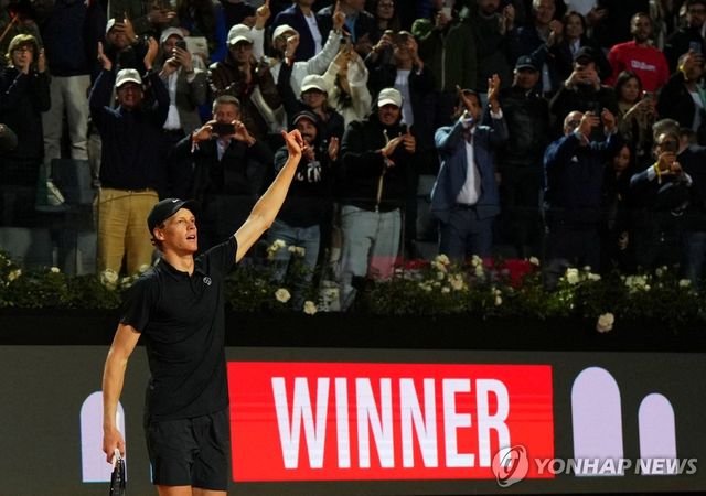 결승 진출 후 기뻐하는 신네르