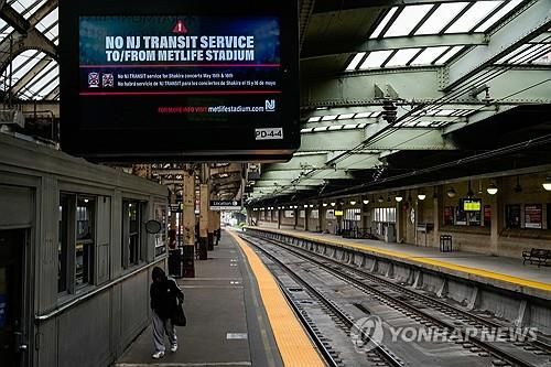 뉴어크-펜 역 플랫폼의 열차 운행 중단 안내문