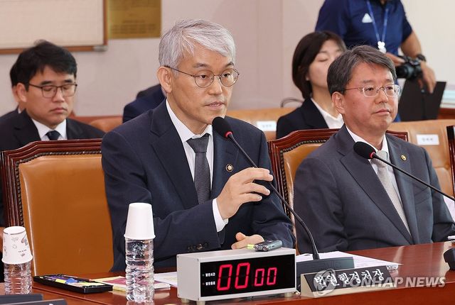 의원 질의에 답하는 천대엽 법원행정처장