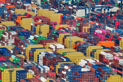 이달 12일 중국 장쑤성 난징항에 쌓여 있는 컨테이너들 