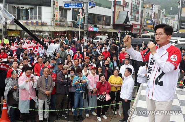 수원 지동시장에서 유세하는 김문수 후보