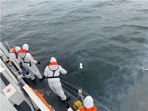 방제 작업하는 해경