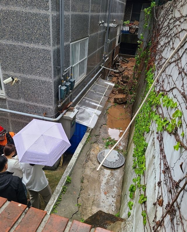 금천구 주택 덮친 공사장 토사