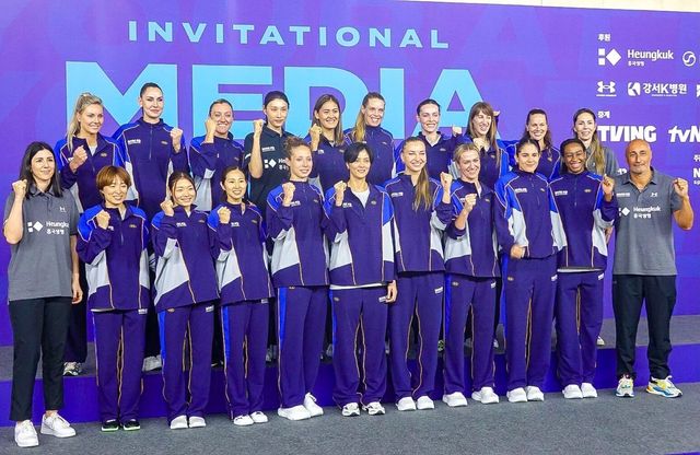 KYK 인비테이셔널 미디어데이에 나선 세계 올스타 선수들과 아본단자 감독(오른쪽)