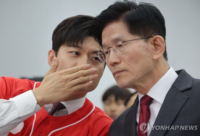 귀엣말하는 김문수와 김용태