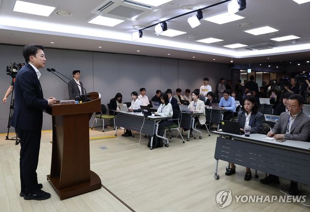 언론인과의 간담회 하는 이준석 후보