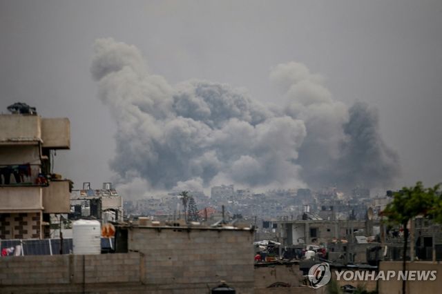 이스라엘군의 폭격이 떨어진 가자지구 자발리야 난민촌