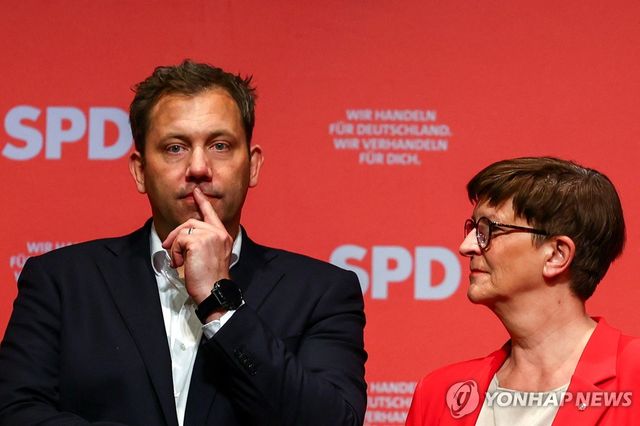 자스키아 에스켄(오른쪽), 라르스 클링바일 SPD 공동대표