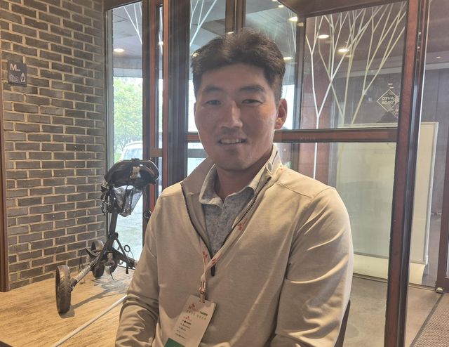인터뷰하는 프로골퍼 강성훈