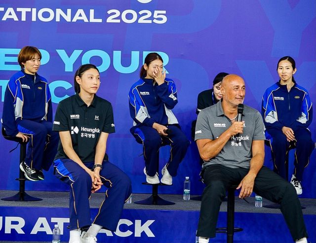 질문에 답변하는 아본단자 감독(오른쪽)과 김연경