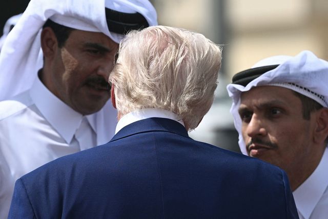 15일(현지시간) 카타르 방문 일정을 마친 도널드 트럼프 미국 대통령이 카타르 군주 등과 대화하고 있다. [AFP 연합뉴스]