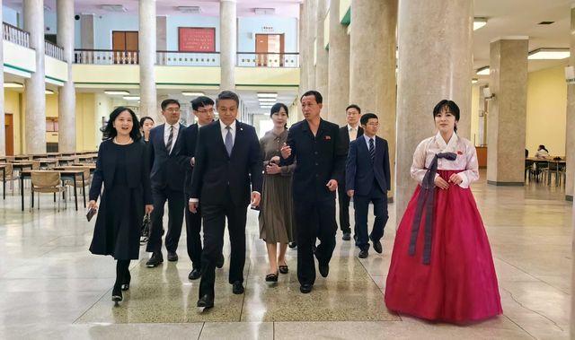 평양 인민대학습당 둘러보는 왕야쥔 주북 중국대사(앞줄 왼쪽에서 두번째)