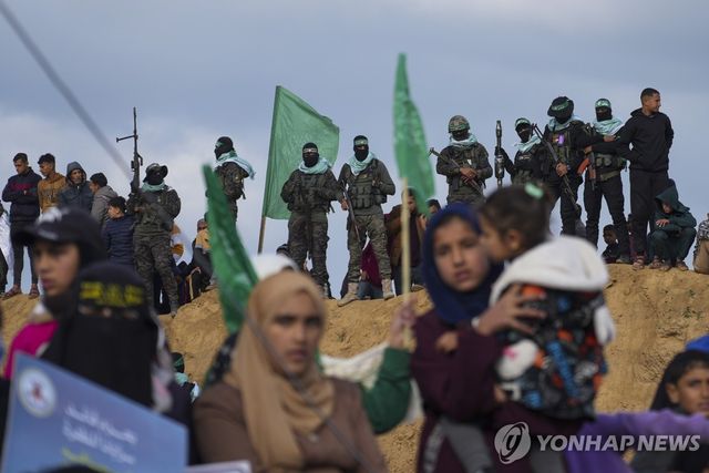 인질 석방 과정에서 모습을 드러낸 하마스 전투원들