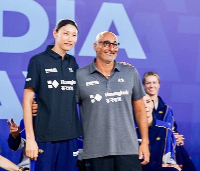 아본단자 감독과 나란히 선 김연경(왼쪽)