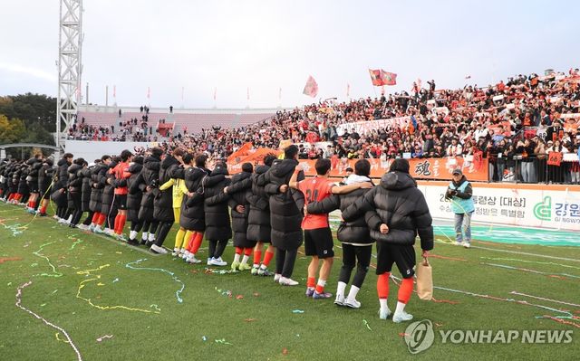 팬들에게 인사하는 강원FC 선수단