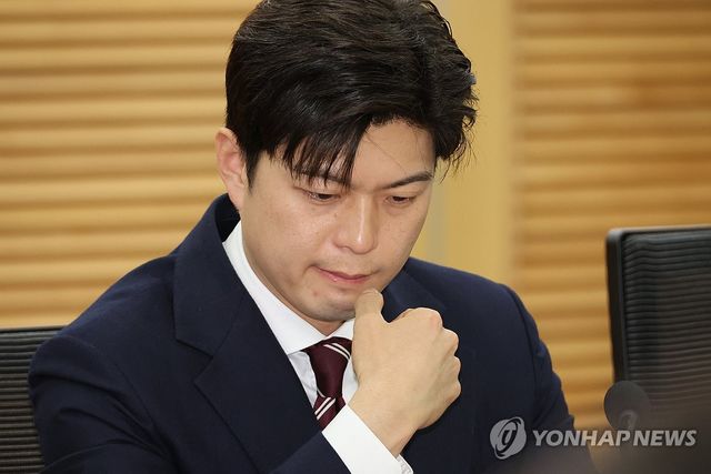 고민하는 김용태 비대위원장