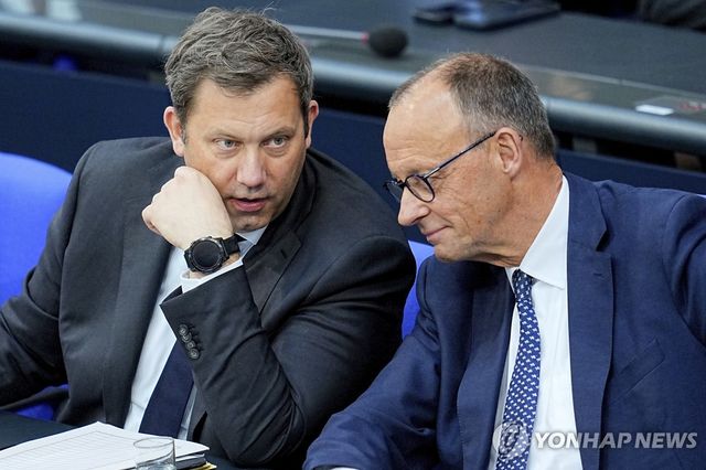 라르스 클링바일 SPD 공동대표(왼쪽)와 프리드리히 메르츠 총리