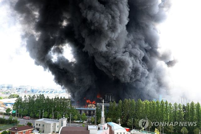 푸른 하늘 뒤덮은 검은 연기