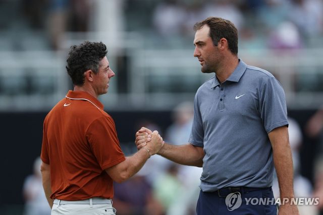 2라운드 마치고 인사하는 로리 매킬로이와 스코티 셰플러