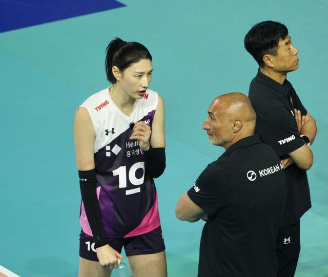 아본단자 감독과 대화하는 김연경(왼쪽)