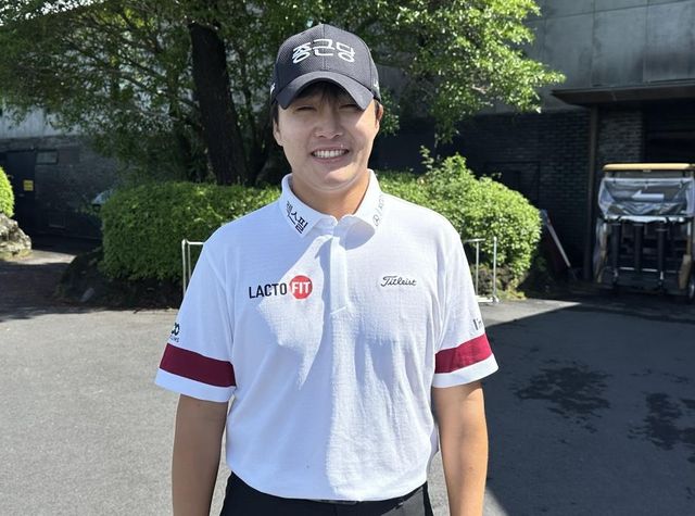 활짝 웃는 김민규