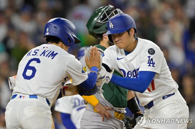 홈런 세리머니를 하는 김혜성(왼쪽)과 오타니. 