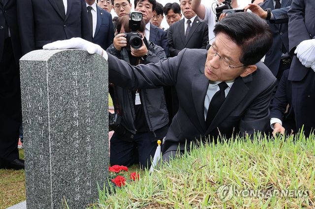 김문수, 무명열사 묘역 참배