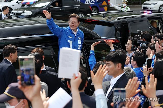 광주 집중유세 마치고 떠나는 이재명 후보