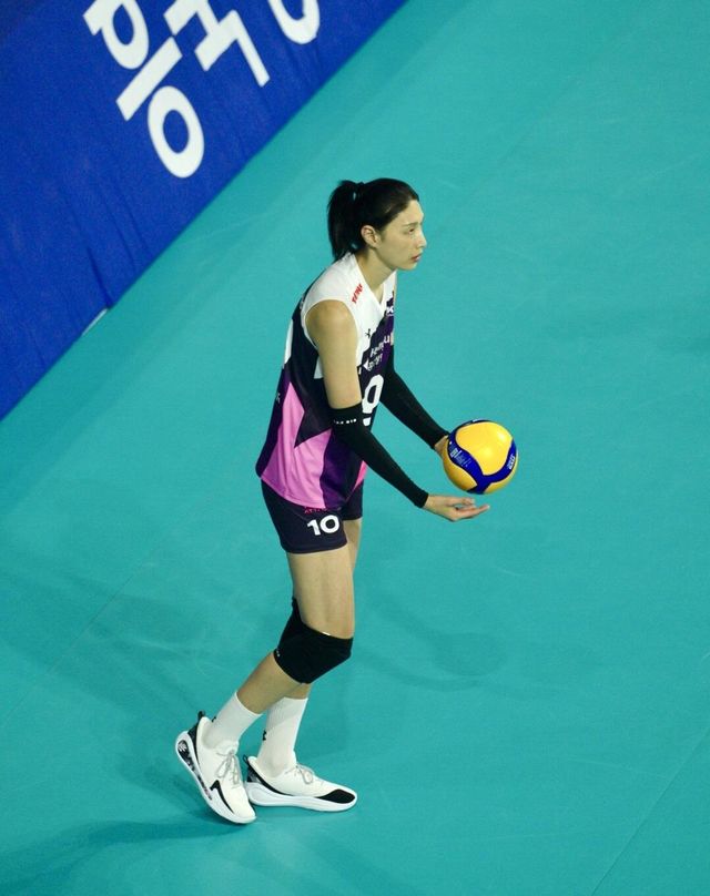 서브 준비하는 김연경