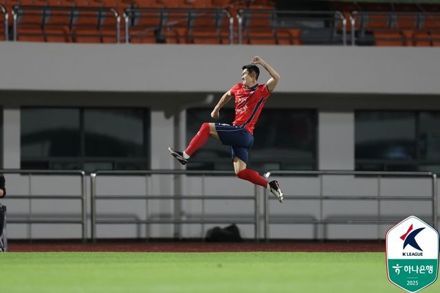 골 세리머니 하는 김천 이동경.