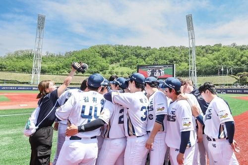 17일 울산 더블헤더 1차전서 승리한 NC 선수단