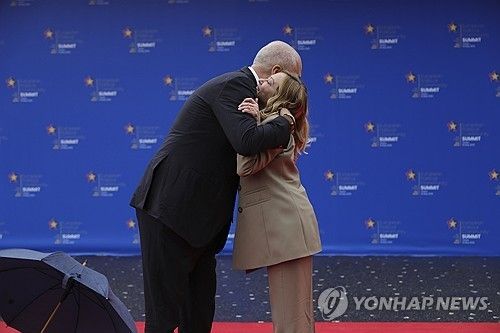 멜로니 총리와 포옹하는 라마 총리