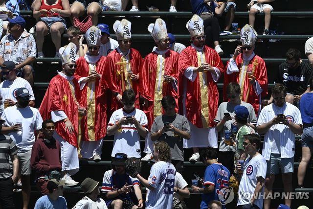 교황 코스프레를 하고 응원하는 시카고 화이트삭스 팬들