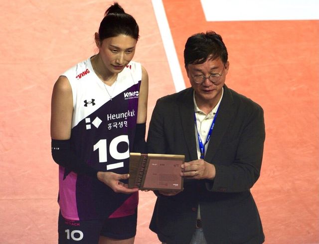 이민근 안산시장으로부터 공로패를 받은 김연경(왼쪽)