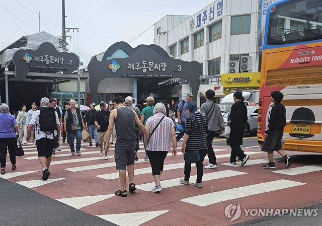 제주 동문시장 외국인 관광객